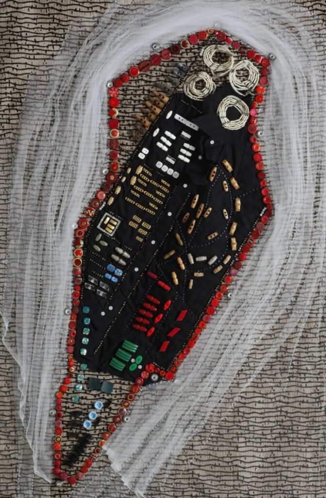 קריעה - ברגן בלזן 1944, חולצה, טול, כפתורי מעיל, חרוזי זכוכית, 2009 צילום רן ארדה